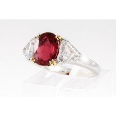 White gold ring with ruby and diamonds
