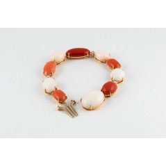 Red gold bracelet set with diamonds and corals