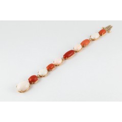 Red gold bracelet set with diamonds and corals