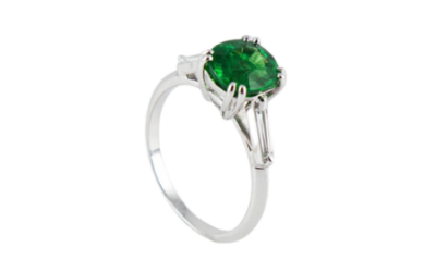 Bague or gris sertie d’un grenat tsavorite