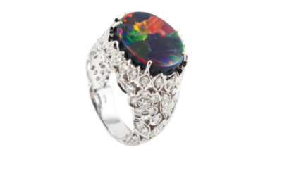 Bague or blanc sertie d’une opale noire