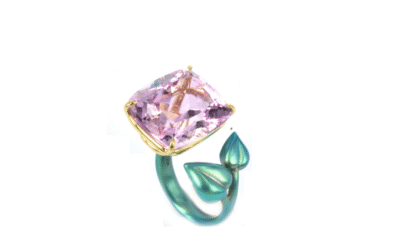 Bague fleur en titane vert et or jaune, sertie d&rsquo;une kunzite