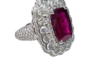 Bague en or gris sertie d’un rubis naturel et diamants
