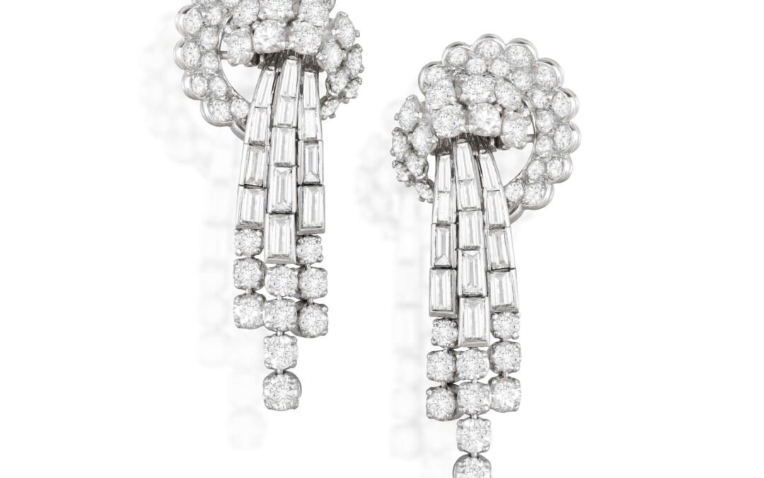 Pendants d&rsquo;oreilles, vers 1955 nœuds stylisés platine or et diamants