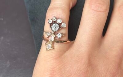 Bague à décor floral deux ors et diamants