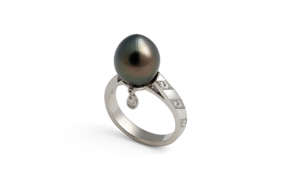Bague en or gris, perle noire et diamants