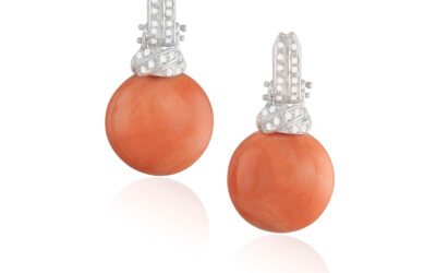 Pendants d’oreilles en or gris ornés chacun d’un cabochon de corail