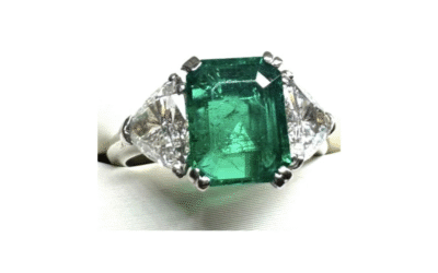 Bague émeraude taille émeraude épaulée de diamants taille trapèze