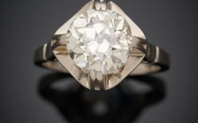 Solitaire vers 1960 en platine ornée d’un diamant taille brillant ancienne surélevé, pesant environ 2,55 carats