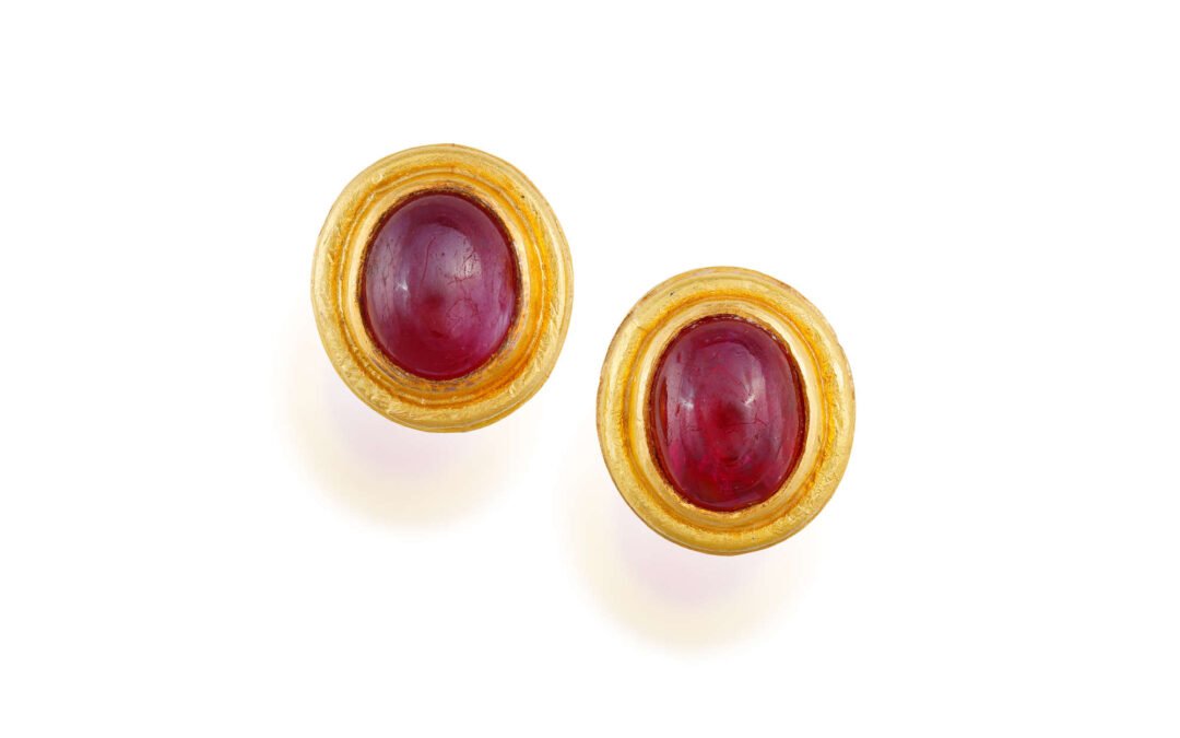 Paire de clous d’oreilles en or jaune et rubis
