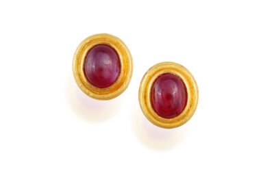 Paire de clous d&rsquo;oreilles en or jaune et rubis