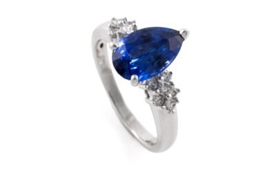 Bague en or gris saphir taille poire de 2,46 carats