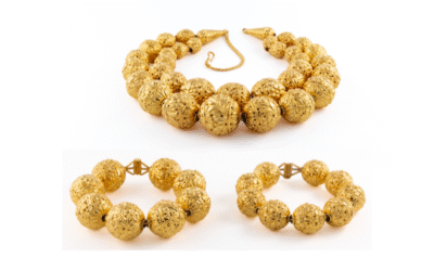 Parure en or jaune à boules comprenant un collier double rang et deux bracelets